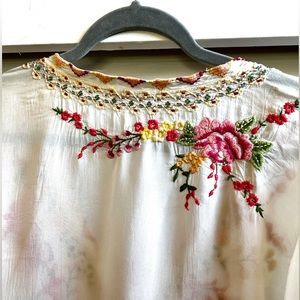 Johnny Was v-neck tunic embroidered top sz Large 3/4 sleeve